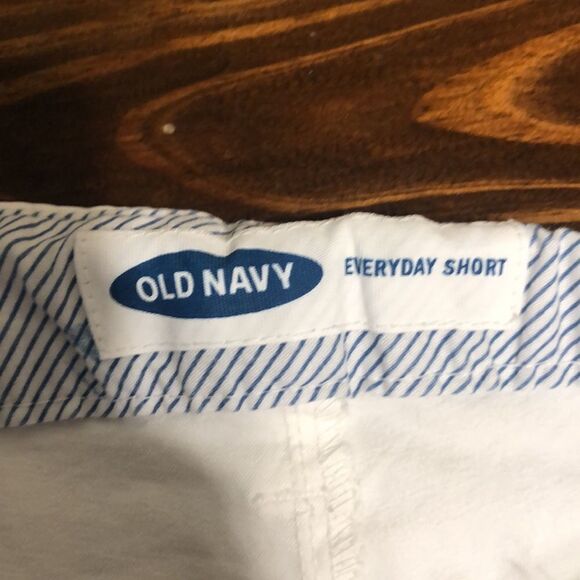 Old Navy Everyday White cuffed Shorts Size 6 - Picture 3 of 6